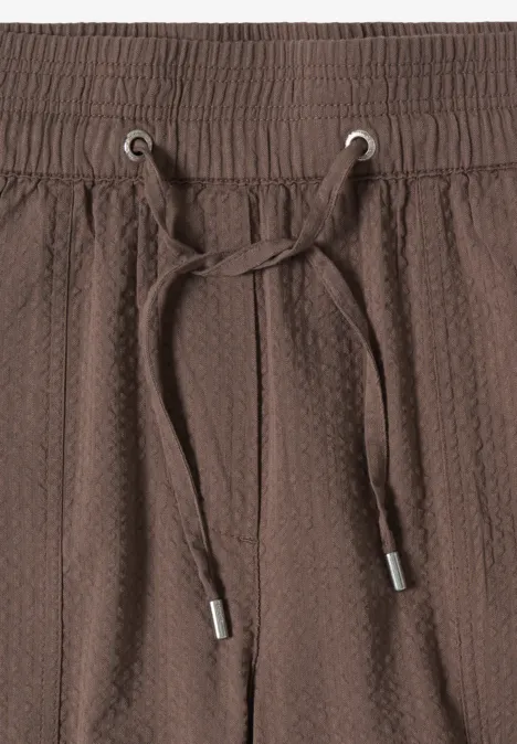 Braune, strukturierte Shorts mit elastischem Bund und Tunnelzug