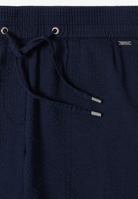 Dunkelblaue, locker sitzende Shorts mit elastischem Bund, Tunnelzug und Strukturstoff, zwei Seitentaschen.