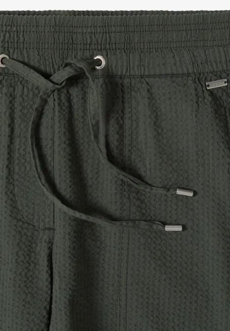 Dunkelgraue, waffle-strukturierte Hose mit elastischem Bund, Kordelzug und seitlichen Eingrifftaschen.