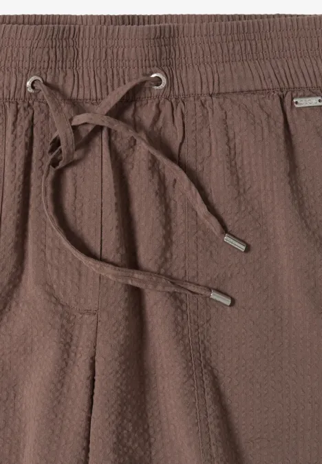 Braune, leicht strukturierte Shorts mit Kordelzug und seitlichen Taschen.