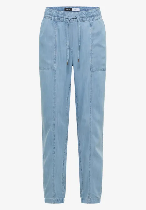 Hellblaue Jogginghose aus Jeansstoff mit elastischem Bund, Kordelzug und aufgesetzten Taschen.