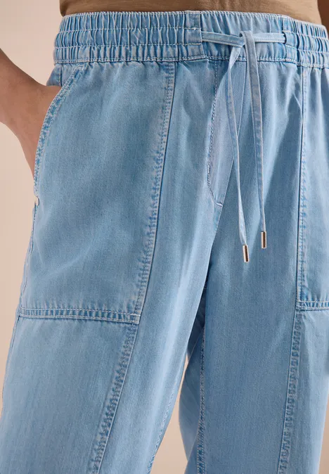 Helle Jeans-Joggpants mit elastischem Bund, Tunnelzug und seitlichen Eingrifftaschen.