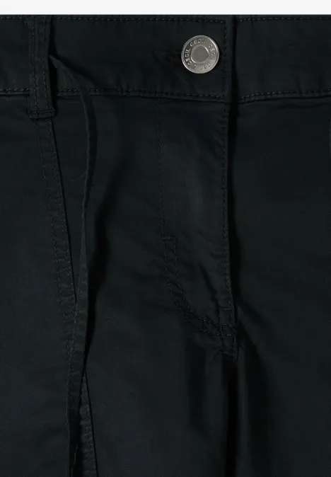 Ansicht einer schwarzen Hose mit sichtbarem Reißverschluss und silbernem Knopf