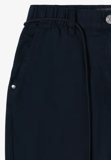 Dunkelblaue Hose mit elastischem Bund, Kordelzug und seitlicher Tasche mit silbernem Druckknopf.