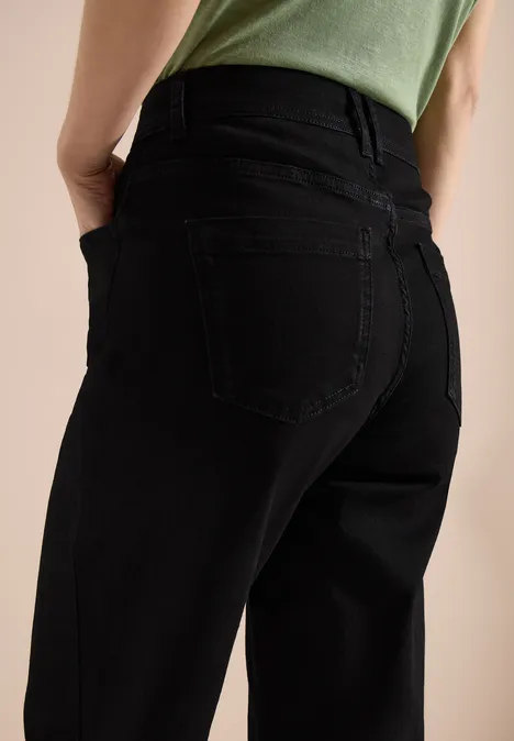 Schwarze Jeans mit hoher Taille und aufgesetzten Taschen