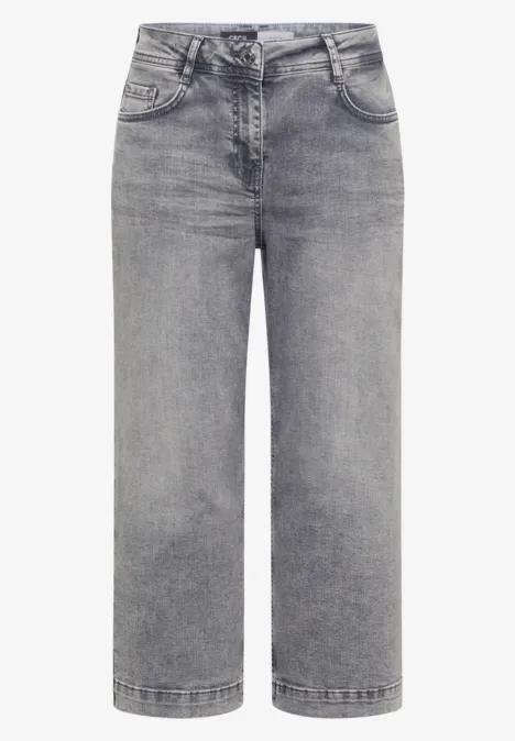 Grijze jeans met hoge taille, rechte pasvorm en wijde pijpen.