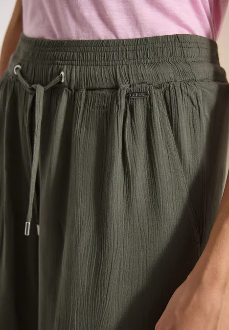 Locker sitzende, olivgrüne Hose mit elastischem Bund und Tunnelzug, weicher Crinkle-Stoff.