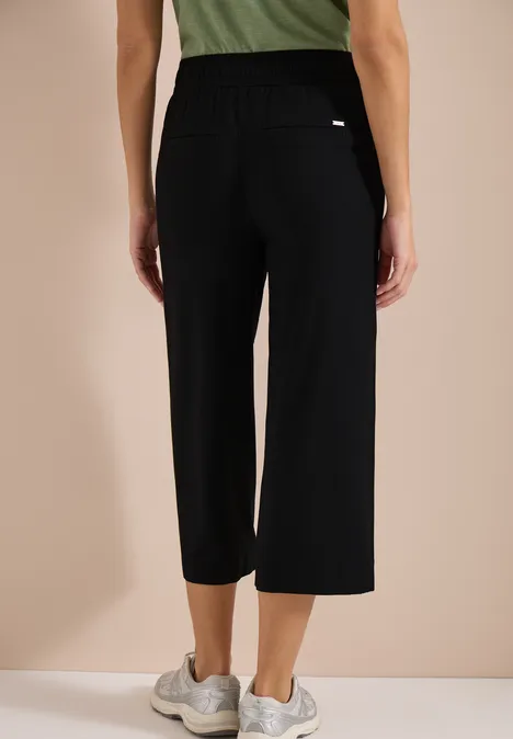 Schwarze, weite 7/8-Hose mit elastischem Bund im lässigen Stil.