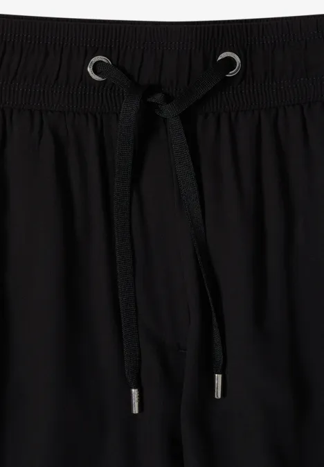 Schwarzer elastischer Bund mit Kordelzug aus schwarzem Stoff.