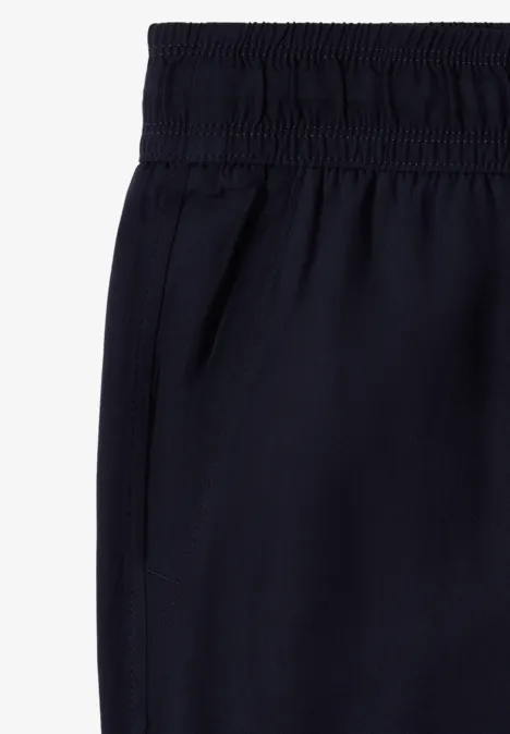 Schwarze Hose mit elastischem Bund und Seitentasche.