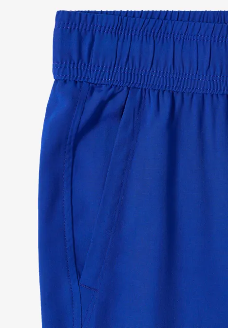 Helle blaue Sporthose mit elastischem Bund und seitlicher Tasche.