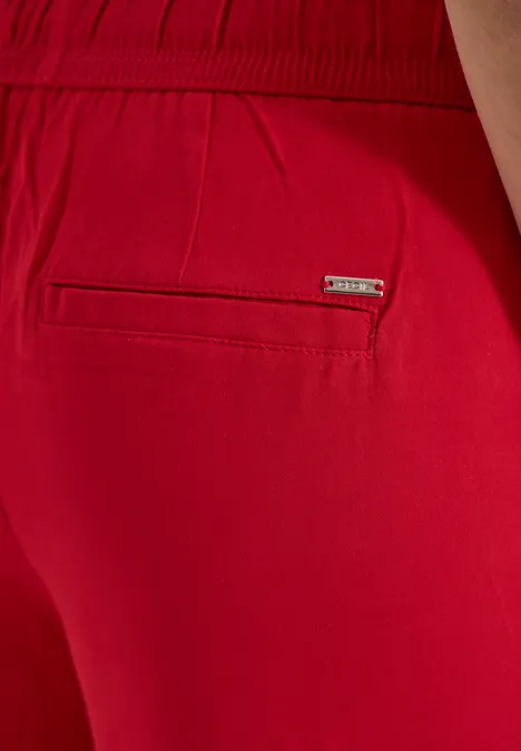 Rückansicht roter Shorts mit Gesäßtasche und Markenlabel
