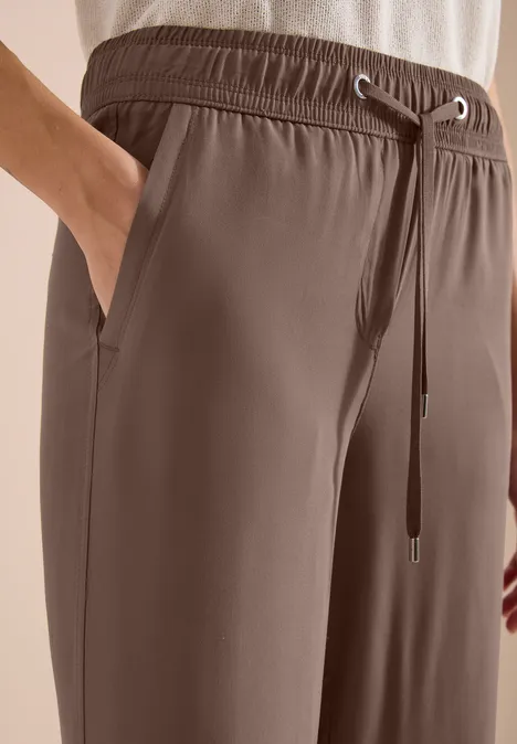 Leichte, bequeme Jogginghose in Braun mit elastischem Bund, Tunnelzug und seitlichen Eingrifftaschen.