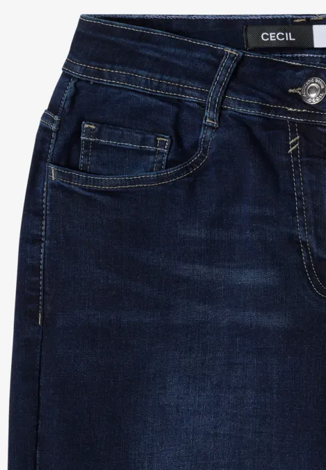 Dunkle Blaue Jeanshose mit Logo-Marke, Eingrifftaschen und Nahtdetails.