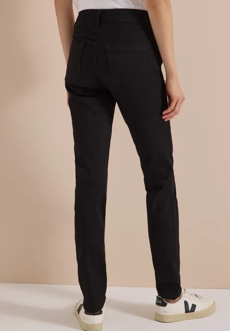 Jean taille haute Slim Leg, coupe slim Black Schwarze, gerade geschnittene Damenhose mit hoher Taille, angesagtem Sneaker-Look, von hinten zu sehen.
