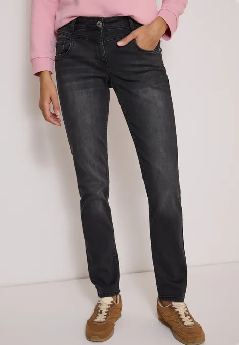Donkergrijze straight-fit jeans met hoge taille, gecombineerd met een roze trui en bruine sneakers.