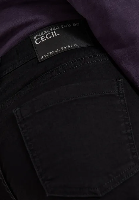 Schwarzgraue CECIL-Jeans mit Label im inneren Bund vor dunkelviolettem Hintergrund.