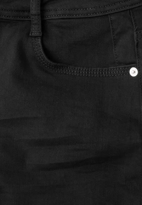 Schwarze Jeanshose: Nahaufnahme der Hosentasche, Gürtelschlaufe und Niete.