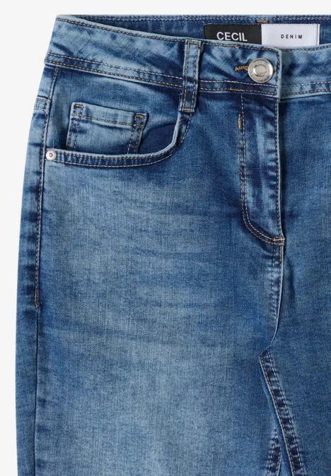 High Waist Slim Leg Jeans im Slim Fit light blue used wash Nahaufnahme einer hellblauen Jeans mit Knopf, Gürtelschlaufen, Münztasche und Nahtdetails.