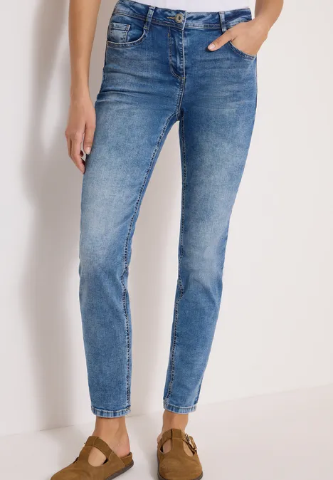 High Waist Slim Leg Jeans im Slim Fit light blue used wash Blaue, eng anliegende Jeans bis zum Knöchel, kombiniert mit braunen Wildleder-Pantoletten.