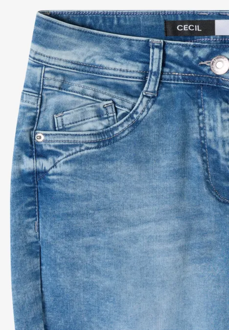 Mid Waist Slim Leg Jeans im Casual Fit light blue wash Blaues Jeansstück mit vorderer Tasche und kleinem Münzfach, sichtbare Ziernähte und Markenlabel 'CECIL'.},{