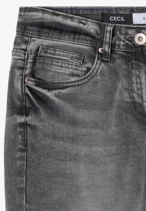 Mid Waist Slim Leg Jeans im Casual Fit light grey wash Nahaufnahme einer grauen Jeans mit sichtbarem Logo-Etikett, Tasche und Metallknopf.