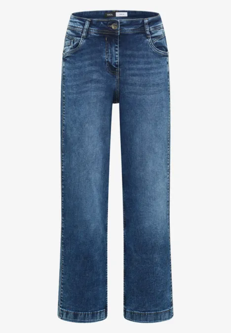 Een klassieke blauwe jeans met hoge taille, rechte pasvorm en brede pijpen.