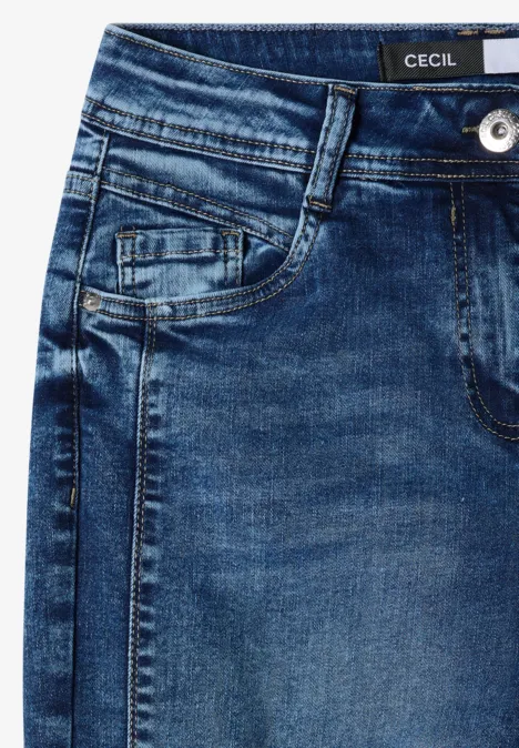 Close-up van een blauwe jeansrok met zak en CECIL-label.