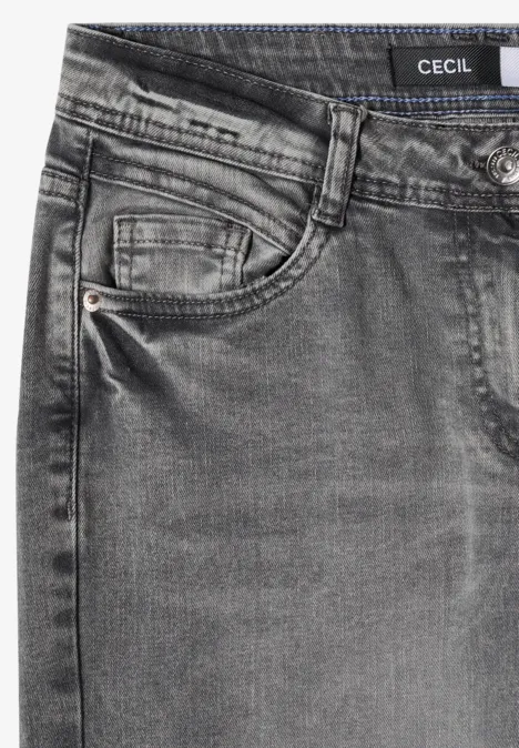 High Waist Wide Leg Jeans im Loose Fit light grey wash Graue Jeans mit Fronttasche und sichtbarem Markenlabel „Cecil“.