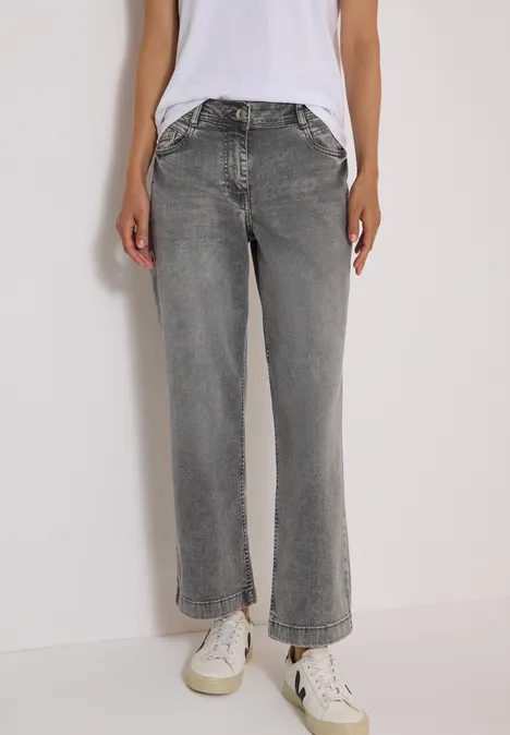High Waist Wide Leg Jeans im Loose Fit light grey wash Eine Person trägt gerade geschnittene graue Jeans, weißes T-Shirt und weiße Sneaker.