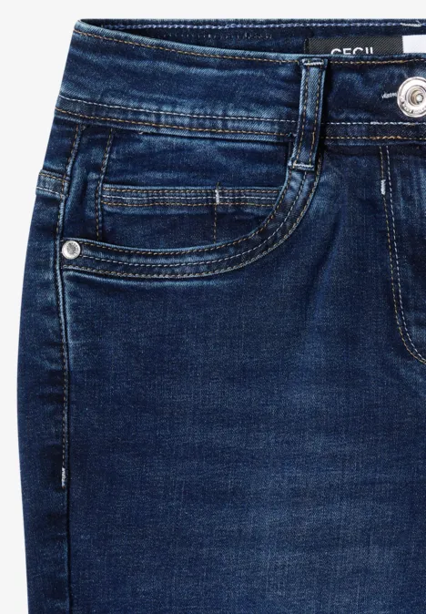 Mid Waist Slim Leg Jeans w stylu Casual Fit mid blue used wash Przednia kieszeń ciemnych dżinsów z widocznym przeszyciem i guzikiem.