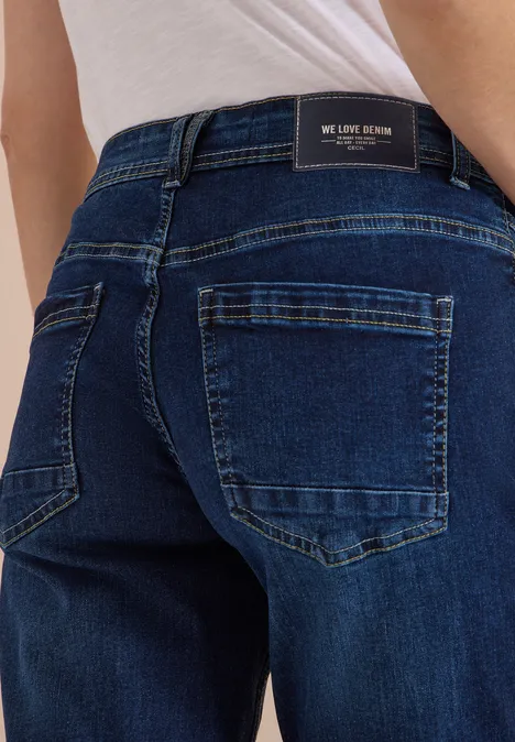 Mid Waist Slim Leg Jeans w stylu Casual Fit Dark blue wash Widok z tyłu ciemnoniebieskich dżinsów z widocznymi kieszeniami tylnymi
