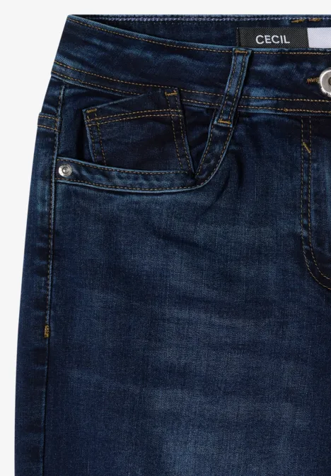 High Waist Wide Leg Jeans w kroju Loose Fit Dark blue wash Ciemnoniebieskie dżinsy z widoczną kieszenią, ozdobnym szwem i metką CECIL w pasie.