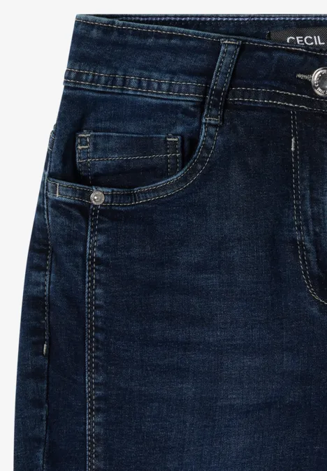 Nahaufnahme einer dunkelblauen Jeanshose mit Tasche und Metallknopf.
