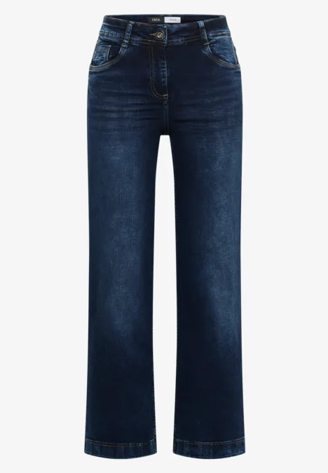 Donkerblauwe jeans met wijd uitlopende pijpen en klassieke zakken.