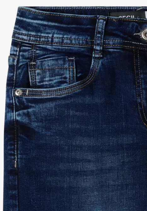 Close-up van een donkerblauwe spijkerbroek met voorzakken en zichtbare stiksels.