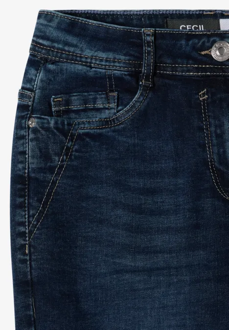 Close-up van een donkerblauwe spijkerbroek met zakken, riemlussen en knoop.