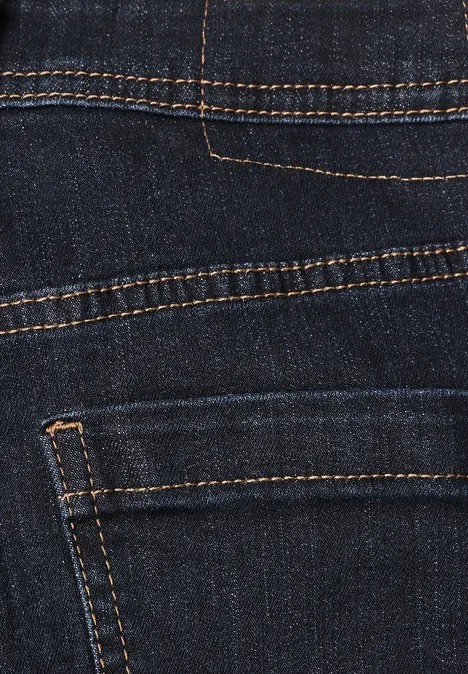 High Waist Wide Leg Jeans im Loose Fit rinsed wash Nahaufnahme einer dunklen Jeanshose mit orangener Naht und rückseitiger Tasche.