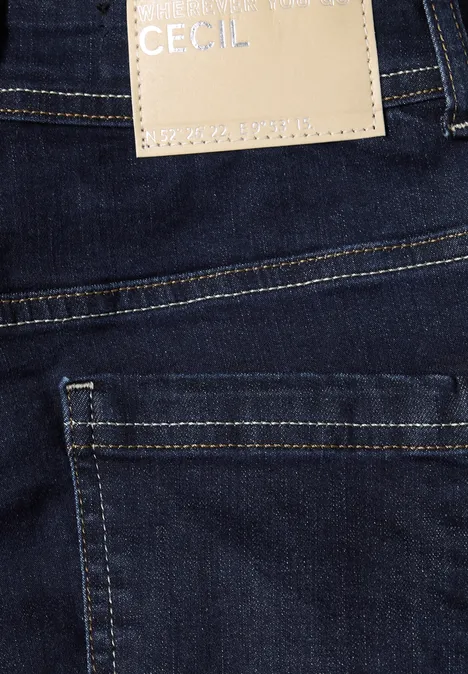 Nahaufnahme einer dunkelblauen Jeans mit CECIL-Lederpatch und Gesäßtasche.