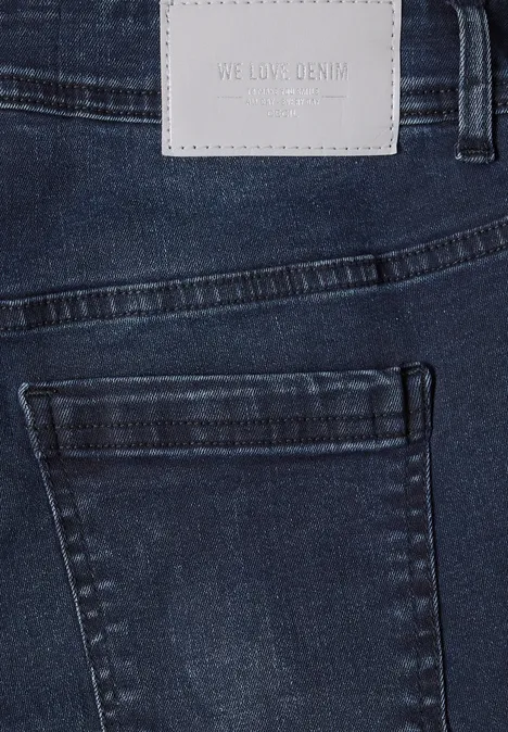 Jeans met Mid Waist-taille en Slim Leg-pijpen in casual pasvorm blue black used wash Donkerblauwe spijkerbroek met achterzak en licht lederen label in de taille.