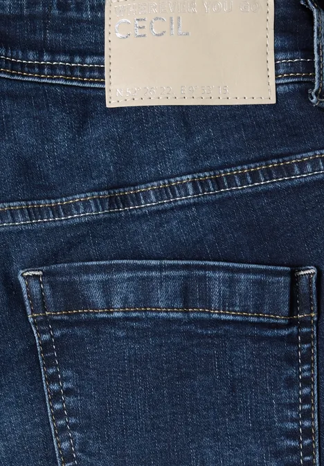 Wide Leg Jeans mit Gallonstreifen mid blue used wash Dunkelblaue Denim-Jeans mit beigem Markenlabel 'CECIL' am Bund und aufgesetzter Tasche.