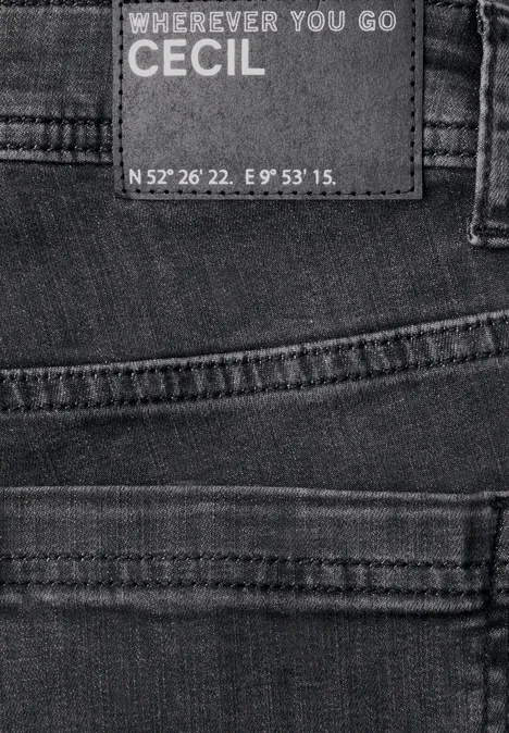 Schwarze Jeans mit Lederlabel 'WHEREVER YOU GO CECIL' und geprägten Koordinaten