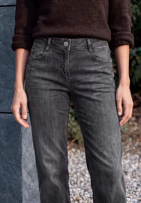 Jean droit gris foncé à taille haute avec effet légèrement délavé.