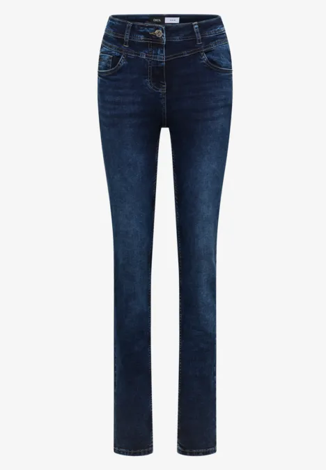 Donkerblauwe jeans met rechte pasvorm, klassiek five-pocket ontwerp en enkellengte.
