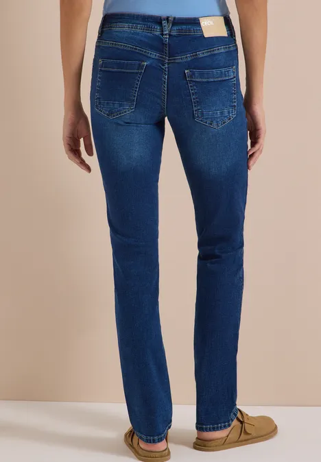 Mid Waist Straight Leg Jeans im Casual Fit mid blue used wash Person trägt dunkelblaue, gerade geschnittene Jeans, Ansicht von hinten.