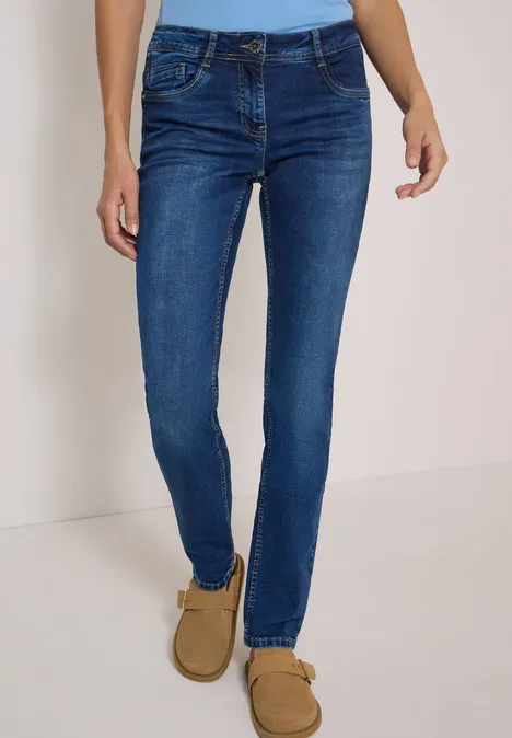 Mid Waist Straight Leg Jeans im Casual Fit mid blue used wash Dunkelblaue, figurbetonte Damenjeans mit schmalem Schnitt und braunen Mokassins.