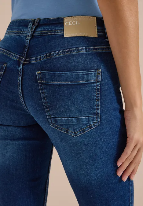Mid Waist Straight Leg Jeans im Casual Fit mid blue used wash Rückansicht einer Frau in enger blauer Jeans mit 'CECIL'-Label am Bund.