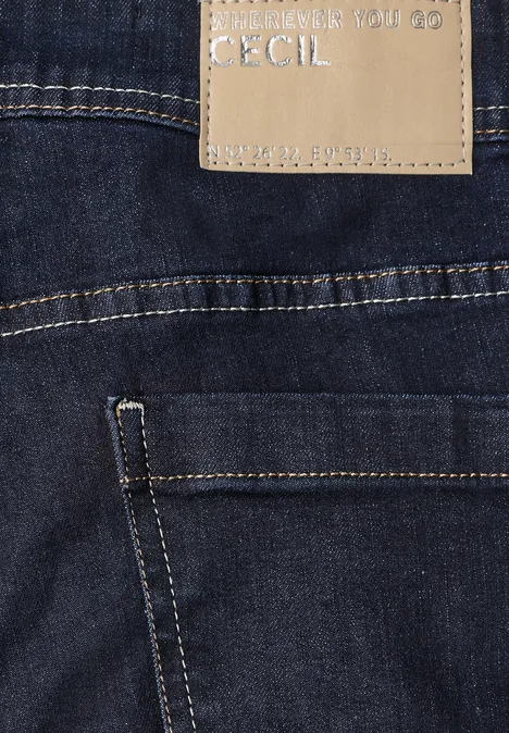 Nahaufnahme einer dunklen Jeans mit Rückentasche, sichtbaren Nähten und Leder-Etikett 'CECIL'.