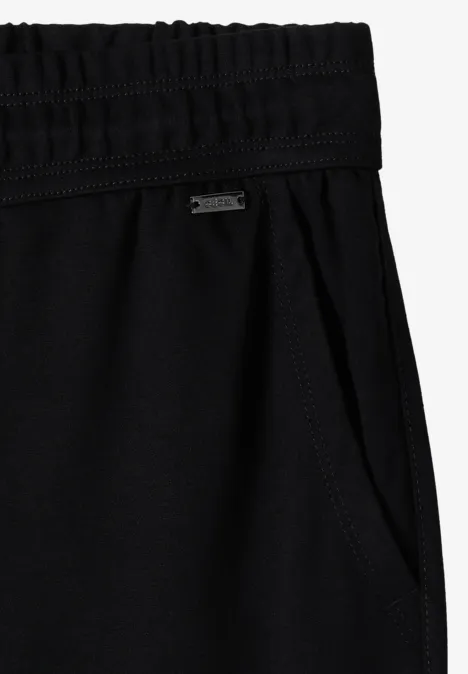 Spodnie Mid Waist z wąskimi nogawkami o Casual Fit Black Czarne spodnie sportowe z elastycznym pasem i bocznymi kieszeniami.