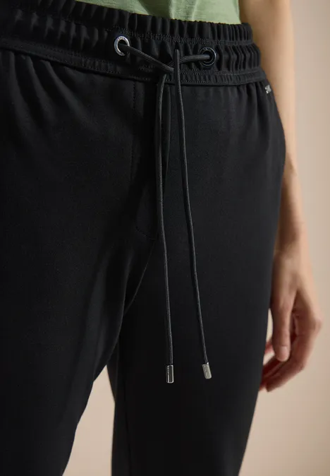 Spodnie Mid Waist z wąskimi nogawkami o Casual Fit Black Czarne spodnie dresowe z elastycznym pasem i troczkiem, wygodne i swobodne.